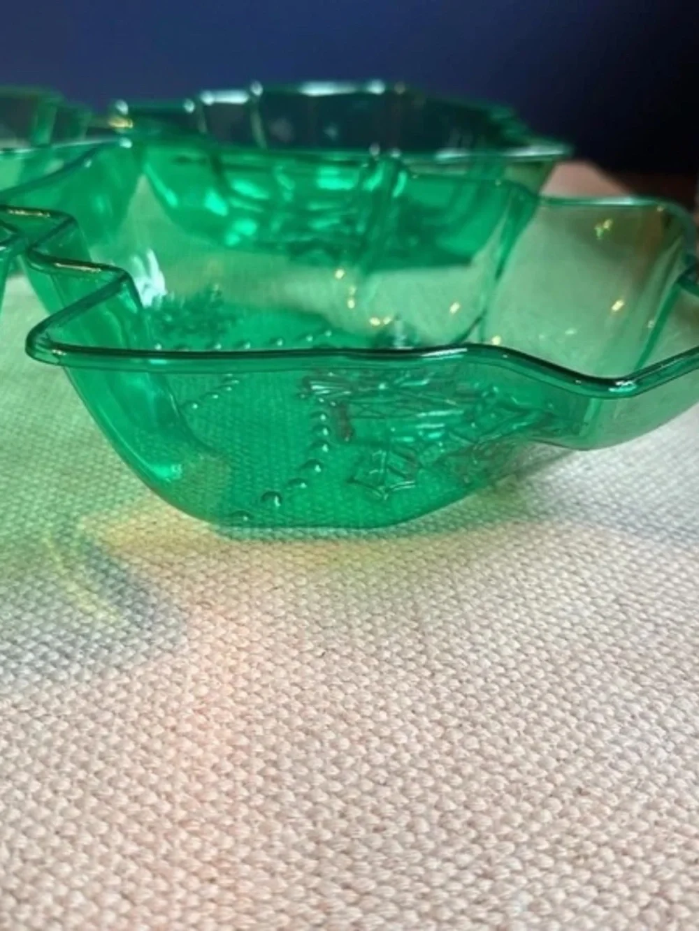 Holiday Christmas Tree Set of 4 Green Plastic Serving Dishes Snow, bell, holly
